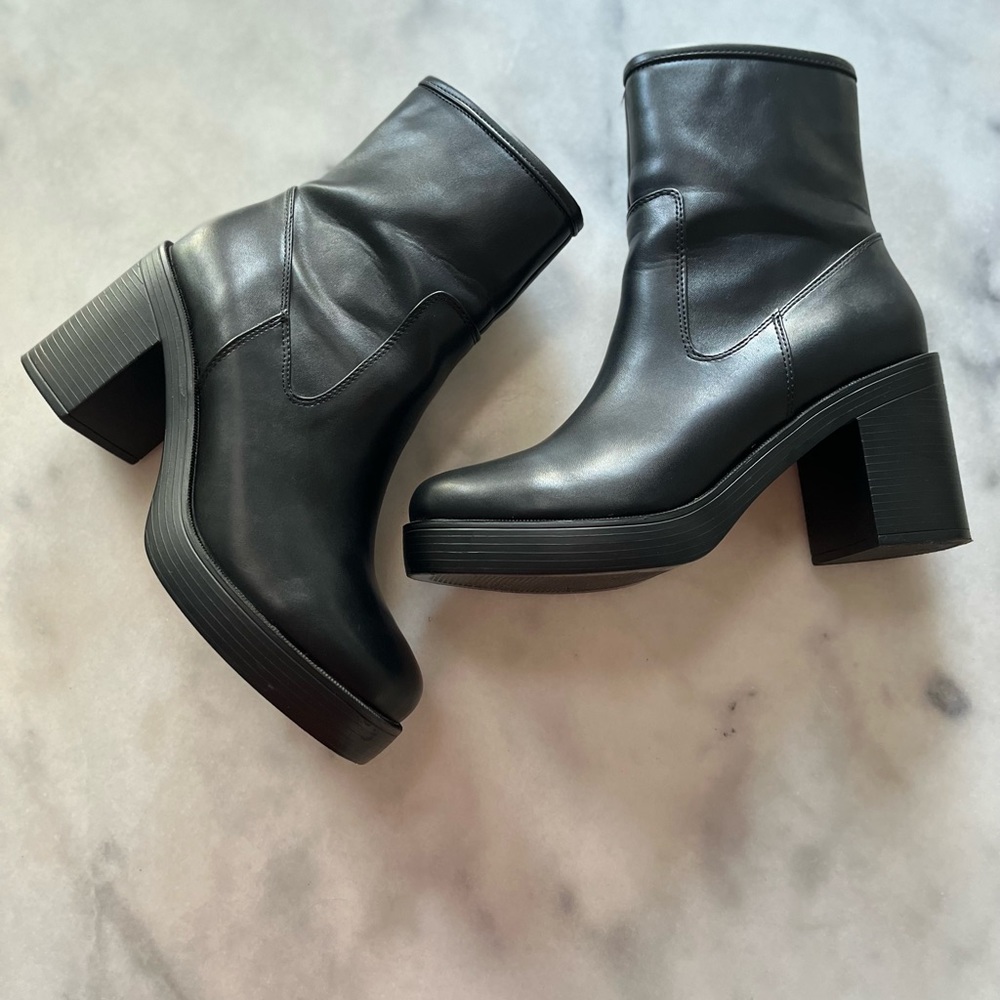 NEW IN BOX Urban Outfitters Women’s Platform Boots Size 9